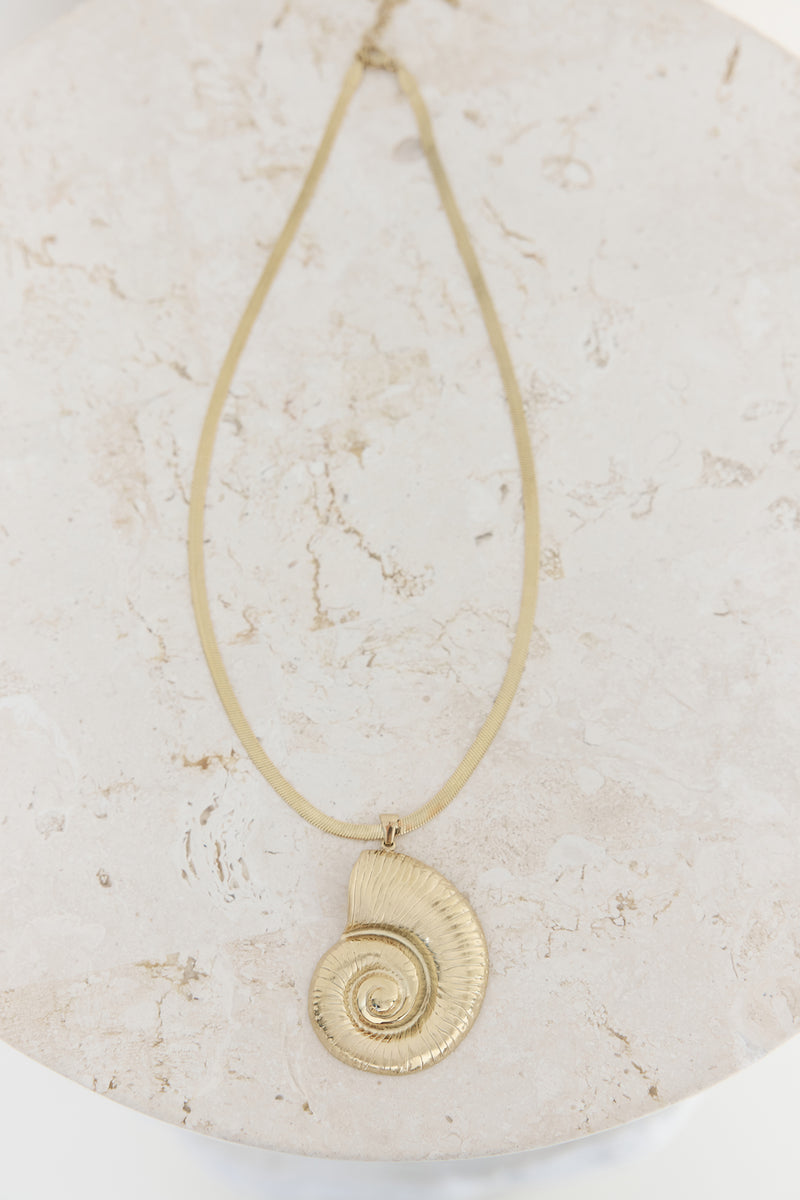Twirl Shell Necklace Gold | Fortunate One